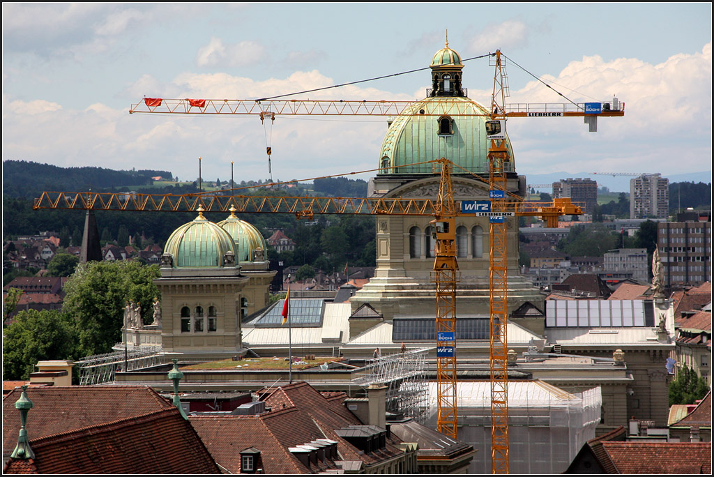 . Bern vom Mnsterturm aus gesehen - Drei Kuppeln hinter Baukrnen, das Schweizer Bundeshaus. 21.06.2013 (Matthias)