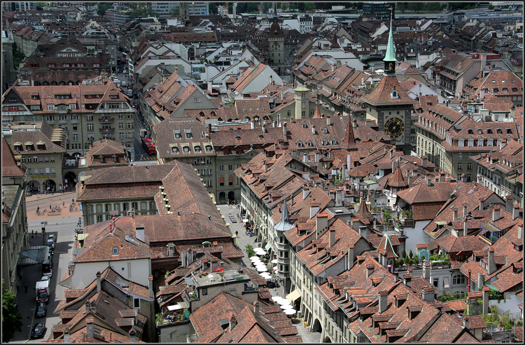 . Bern vom Mnsterturm aus gesehen - Blick in Richtung Westen; unten in Bildmitte Mnstergasse, auf der rechten Seite der  Zeitglockenturm (Zytglogge). 21.06.2013 (Matthias)