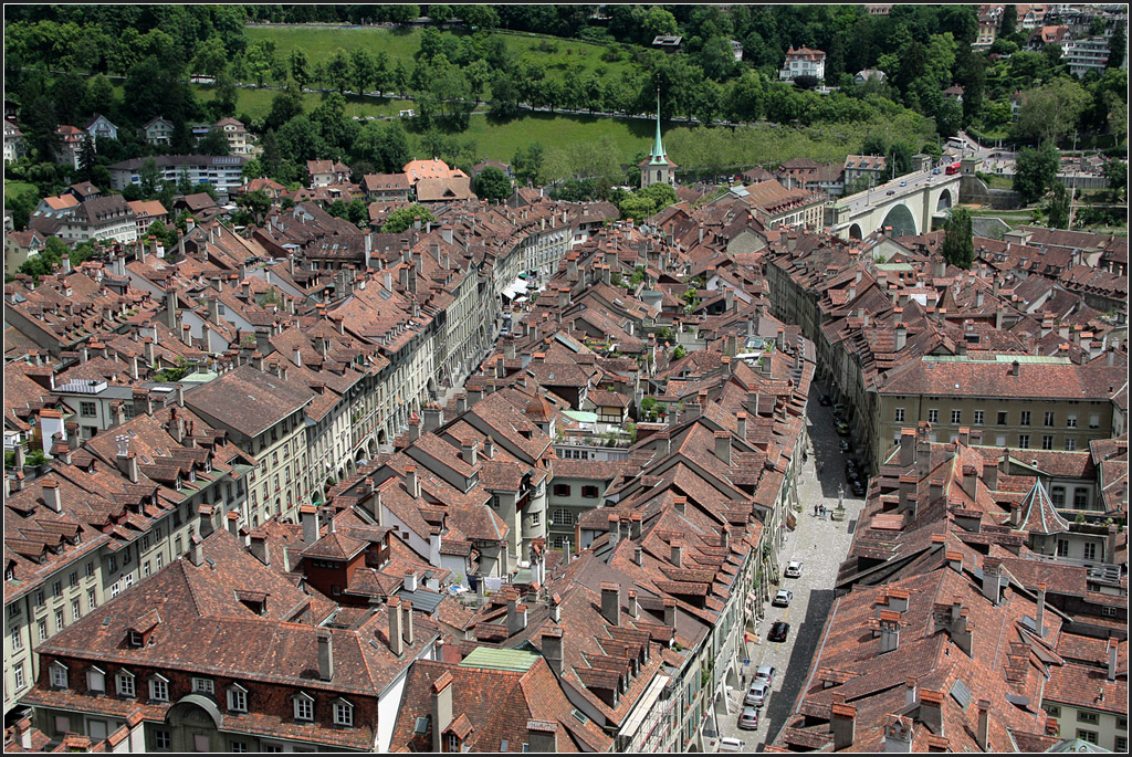 . Bern vom Mnsterturm gesehen - Blick in Richtung Osten, hinten der Kirchturm der Nydeggkirche und die Nydeggbrcke. 21.06.2013 (Matthias)