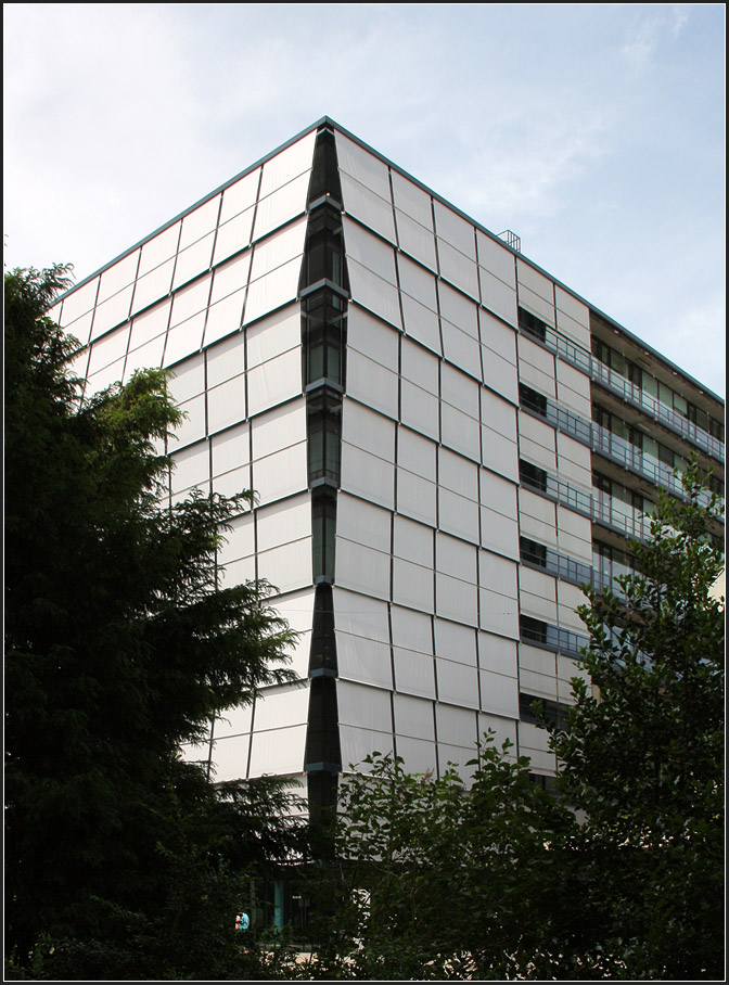 . Bewegter Sonnenschutz - Roche-Gebude fr Forschung und Entwicklung von Herzog & de Meuron in Basel-Wettstein. Die seitlichen Markisen nehmen vorne die Wellenform der Sdseite auf und legen sich aber weiter hinten flach auf die Fassade. 19.06.2013 (Matthias)