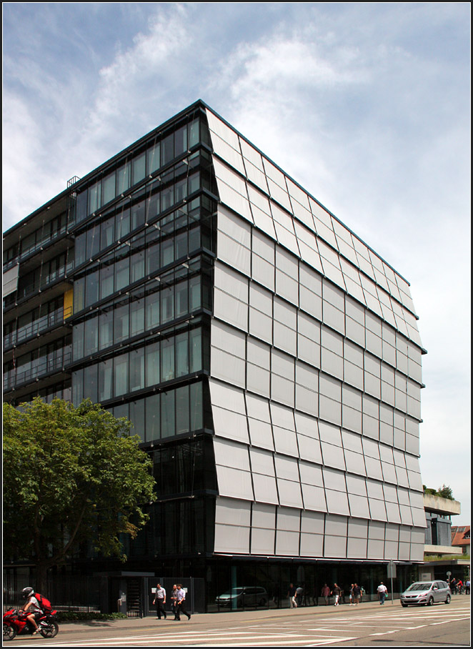 . Bewegter Sonnenschutz - 

Roche-Gebude fr Forschung und Entwicklung in Basel-Wettstein. Eine Besonderheit sind die in leichter Wellenform angebrachten Markisen. Architekten: Herzog & de Meuron, Fertigstellung: 2000. Zur Zeit bauen Herzog & de Meuron das Roche-Gebude 1 auf der anderen Strae. Jenes wird ein 178 Meter hohes Hochhaus mit 41 Stockwerken fr ca. 2000 Arbeitspltze. 

http://www.herzogdemeuron.com/index/projects/complete-works/076-100/100-roche-pharma-research-building-92/IMAGE.html

19.06.2013 (Matthias)