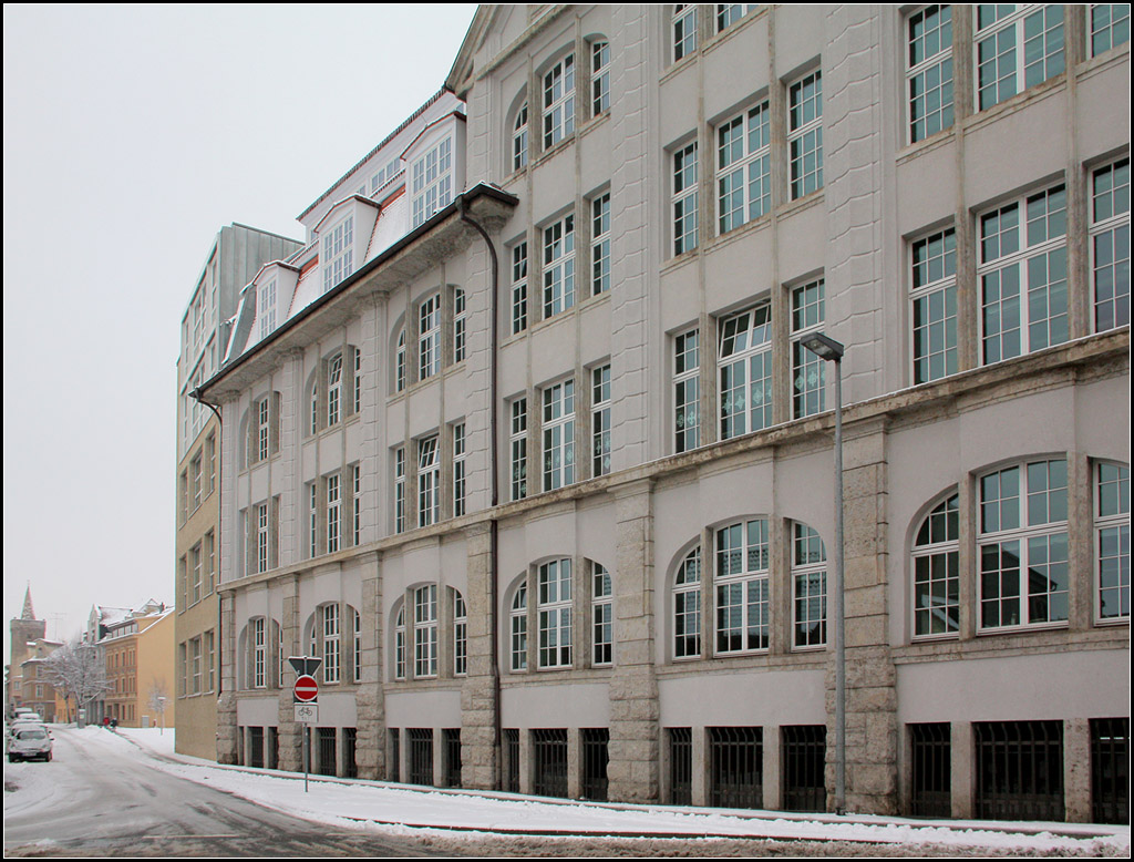 . Bildungszentrum Aschersleben - Altbau der ehemaligen Bestehornschen Kartonagenfabrik. Dieses Gebude wurde umgebaut und saniert. Im Innern verbindet jetzt eine groe, von oben belichtet Halle die Geschosse. Links im Bild ist der angebaute neue Bauteil zu erkennen. 19.03.2013 (Matthias)