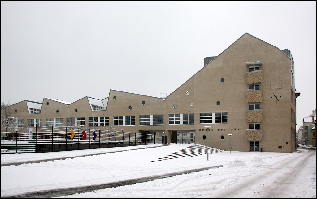 . Bildungszentrum Aschersleben - Blick auf das Bauwerk von der Wilhelmstrae aus. Wo frher Gebude die Strae flankierten ffnet sich heute nach Norden die neue Parkanlage. 19.03.2013 (Matthias)