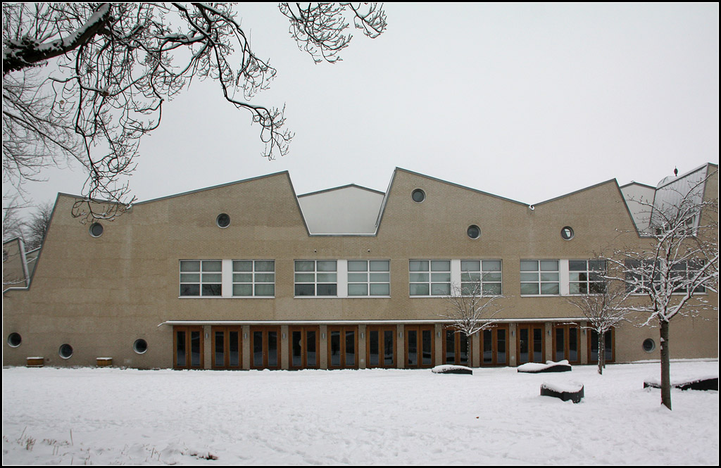 . Bildungszentrum Aschersleben - Das Bildungszentrum besteht aus einem umgebauten Fabrikgebude und einem daran angebauten neuen Bauteil. Im Bild der senkrecht zum Altbau stehende neu Riegel mit der markanten Dachform. Neben dem Neubau entstand eine neue Grnanlage im Zuge der Landesgartenschau 2010. 19.03.2013 (Matthias)