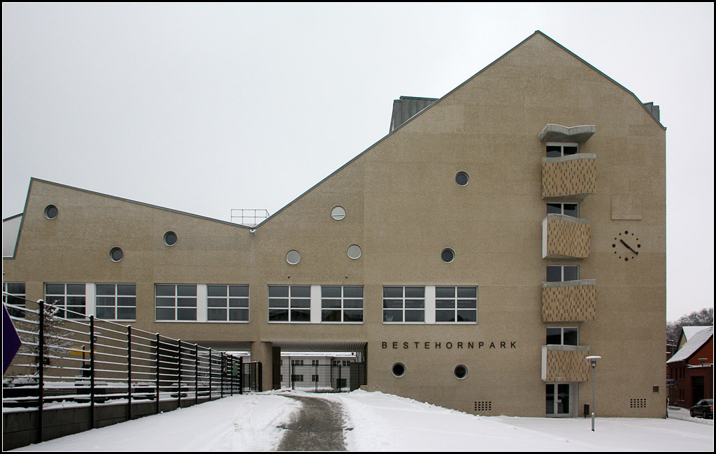 . Bildungszentrum Aschersleben - Der hohe Bauteil des Neubaues schliet an das hier nicht sichtbare alte Fabrikgebude an. 19.03.2013 (Matthias)