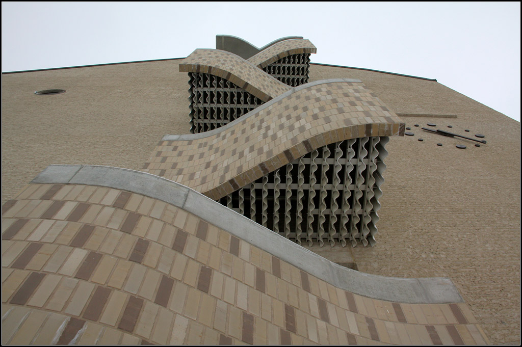 . Bildungszentrum Aschersleben - Ein aufflliges Detail sind die geschwungenen Balkone im Bereich des Treppenhauses am Kopfbau. 19.03.2013 (Matthias) 