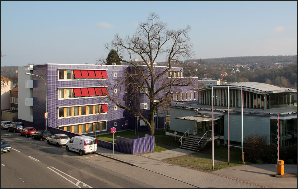 . Blau gefliest - 

Der Erweiterungsbau des Amstgerichtes in Pforzheim der Architekten Lederer, Ragnarsdottir, Oei (LRO-Architekten). Fertigstellung: 2007. Recht ungewhnlich fr eine Fassade sind die dunkelblaue Fliesen. Schon bei einer Berufschulerweiterung in Heilbronn wurde von den Architekten dieses Material verwendet. 

http://www.archlro.de/de/projects/projects-authority-and-administration/extension-municipal-court-pforzheim?order=years

Mrz 2001 (Matthias)