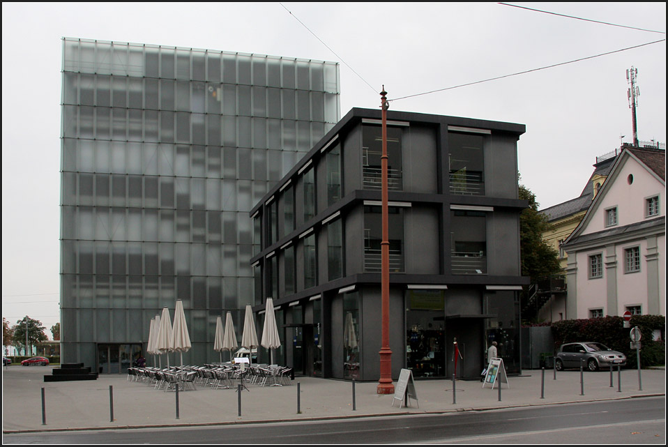 . Blick von der Altstadtseite auf das Kunstmuseum Bregenz und dem schwarzem Nebengebude. Der schwarze Bau beinhaltet ein Caf, den Museumsshop und die Verwaltung. 14.10.2010 (Matthias)