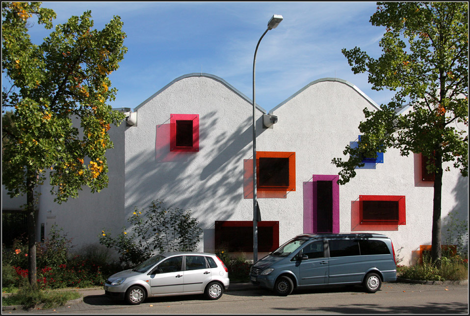 . Blick auf die Saalfassade der Waldorfschule Freiburg. Auch das Dach hat eine interessante Form. 18.09.2010 (Matthias)