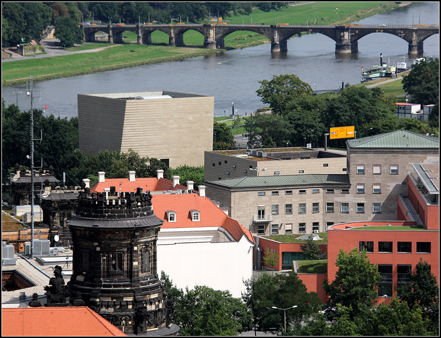 . Blick vom Dresdener Rathausturm auf den Neubau der Synagoge. Architekten: Wandel, Hoefer und Lorch, Fertigstellung: 2001. 07.08.2009 (Matthias)
