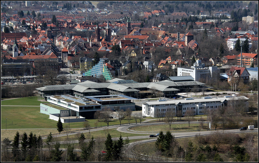 . Blick von einem Aussichtsturm auf Villingen und das Landratsamt. So schn das Gebude als solches auch ist, dennoch wirkt es durch seine Dachform etwas als Fremdkrper inmitten seiner direkten Nachbarn. In Starnberg passte diese Form stimmiger ins Umfeld, dies lsst sich also nicht so leicht auf eine vllige andere Situation bertragen. 20.03.2011 (Matthias) 