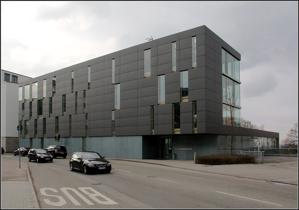 . Blick von der Jahnstrae auf den etwas  kistenfrmigen  Bau der Bezirksrztekammer in Stuttgart-Degerloch. 19.03.2011 (Matthias)