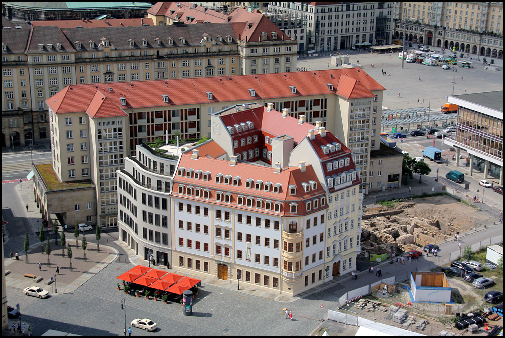 . Blick von der Kuppel der Frauenkirche auf einen Teil der auf dem historischen Stadtgrundriss entstandenen Gebude. Der Anschluss an den Stdtebau der Nachkriegszeit im Hintergrund scheint etwas problematisch. 05.08.2009 (Matthias)