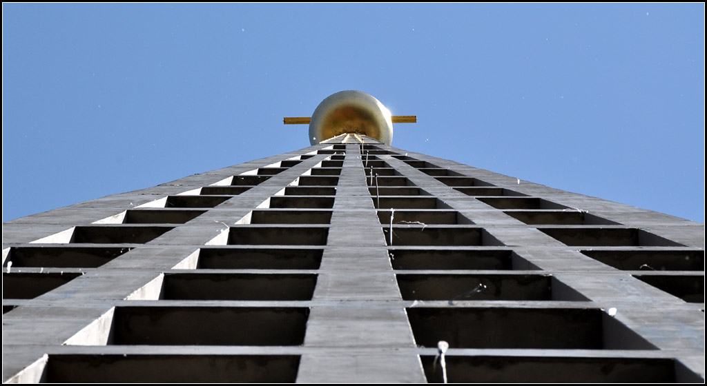 . Blick nach oben - Eine ungewhnliche Perspektive auf einen der beiden Trme der Don-Bosco-Kirche in Augsburg. 26.05.2012 (Jonas)