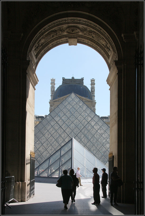 . Blick zu den Pyramiden - Louvre, Paris, 17.07.2012 (Matthias)