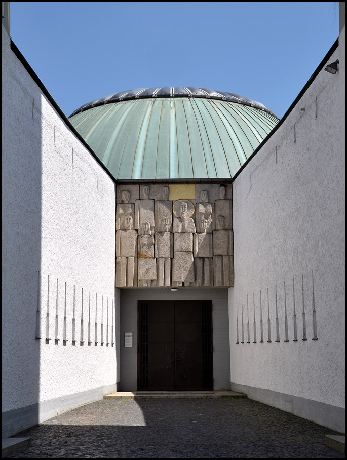 . Blick zur Kuppel - Don-Bosco-Kirche in Augsburg, 26.05.2012 (Jonas)