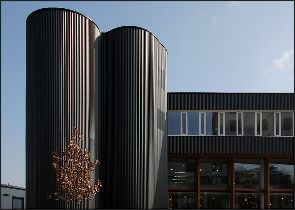 . Büro- und Ausstellungsgebäude Feco Forum, Karlsruhe-Hagsfeld: Zum horizontalen Fensterband wird der Doppelturm als senkrechtes Element gestellt. Dieser Turm enthält links das Treppenhaus und rechts Besprechungsräume. 01.03.2011 (Matthias)