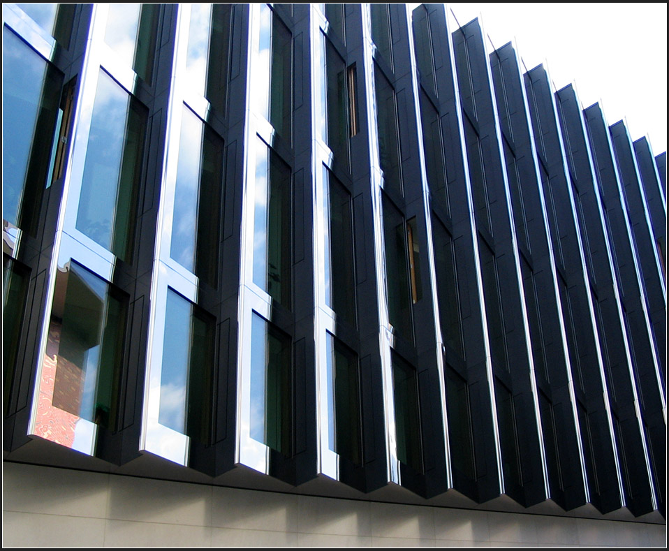 . Bürogebäude für eine Versicherung in Frankfurt am Main: In den Schmalseiten der Fassadenfaltung finden sich die Öffnungsflügel. 01.09.2005 (Matthias)