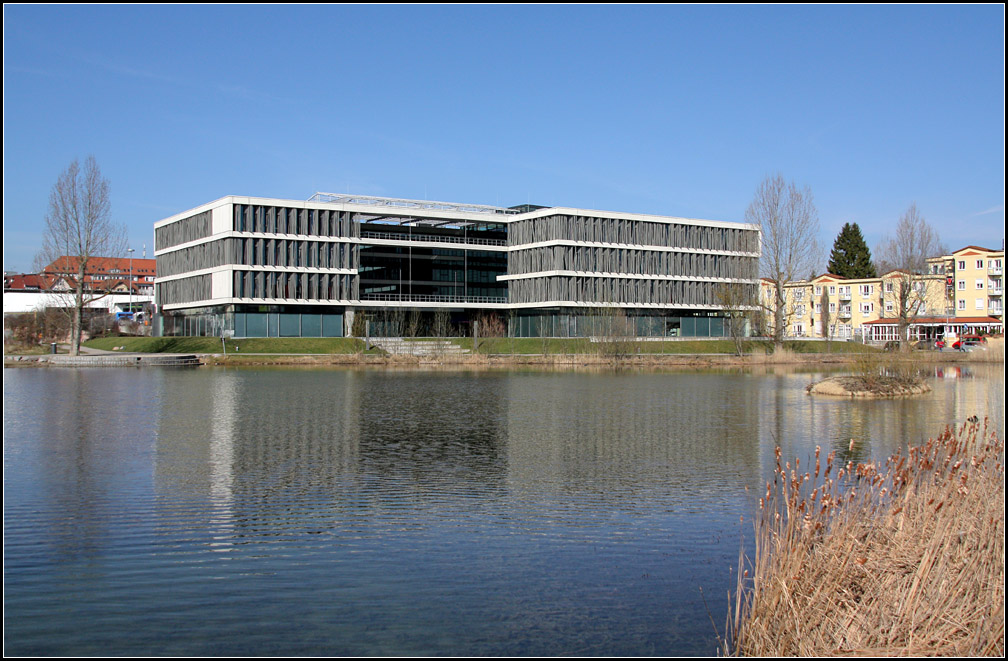 . Brohaus am See - 

Verwaltungsbebude eine Krankenkasse in Schwenningen, Architekten: Wulf und Partner, Fertigstellung: 2005, 

http://wulfarchitekten.com/portfolio/hauptverwaltung-schwenninger-bkk-villingen-schwenningen/

Mrz 2011 (Matthias)