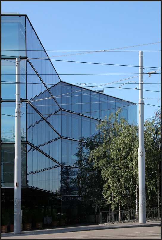. Brohaus Elsssertor in Basel: geknickte Glasfassade an den Stirnseiten. 29.08.2010 (Matthias)