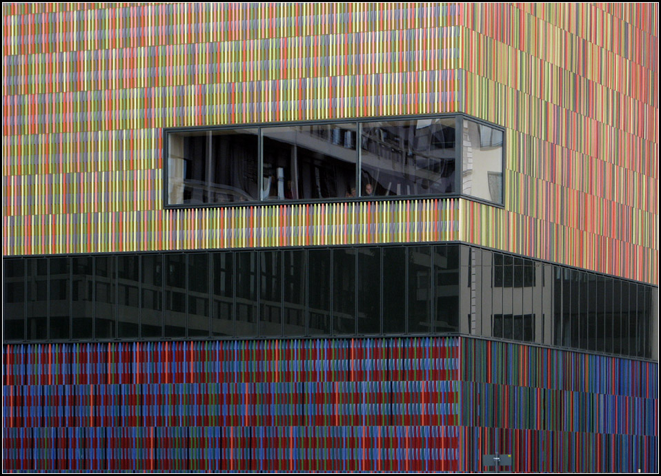 . Bunte Fassade - Museum Brandhorst in Mnchen. Die Fassade besteht aus farbigen, senkrecht angeordneten Keramikstben. November 2010 (Jonas)