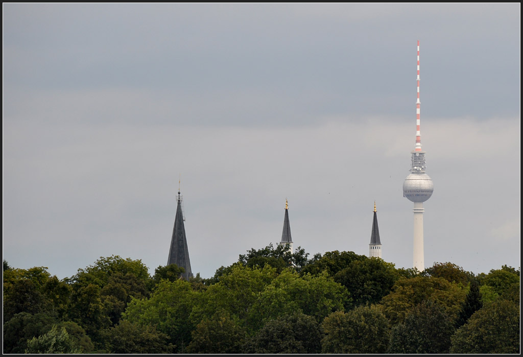 . Christlich, Muslimisch, Kommunistisch - Trme in Berlin, gesehen vom ehemaligen Flughafen Tempelhof aus. Links vermutlich Turm der Kirche am Sdstern, in der Mitte die Minarette der Şehitlik-Moschee und rechts der Fernsehturm am Alexanderplatz. August 2011 (Jonas)