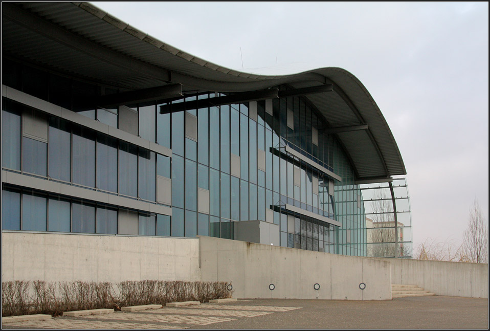 . Dach mit Schwung - Hauptverwaltung einer Computerfirma in Reutlingen-Orschelhagen. Februar 2011 (Matthias)