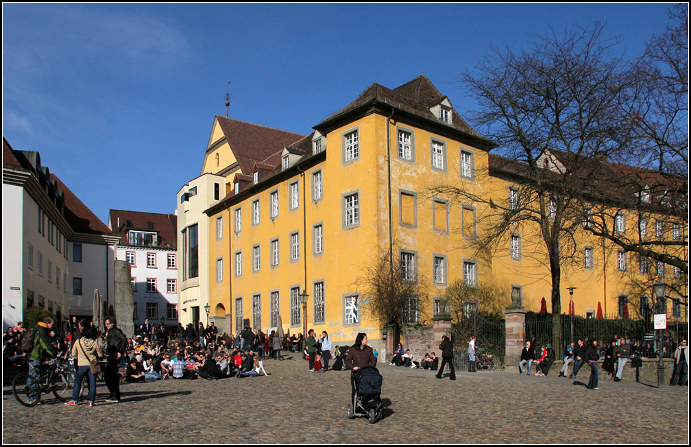 . Das Augustinermuseum im ehemaligen Kloster der Augustinereremiten in Freiburg. Reges Leben herrscht auf dem Augustinerplatz. 20.03.2011 (Matthias)