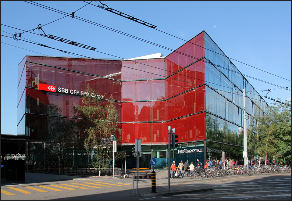 . Das glserne Brohaus Elsssertor befindet sich direkt neben dem SBB-Bahnhof in Basel. Architekten: Herzog & de Meuron, Fertigstellung: 2004. 

Weitere Bilder:
http://architektur.startbilder.de/name/galerie/kategorie/architekten~herzog-und-de-meuron~2004-buerogebaeude-elsaessertor-basel.html

29.08.2010 (Matthias)