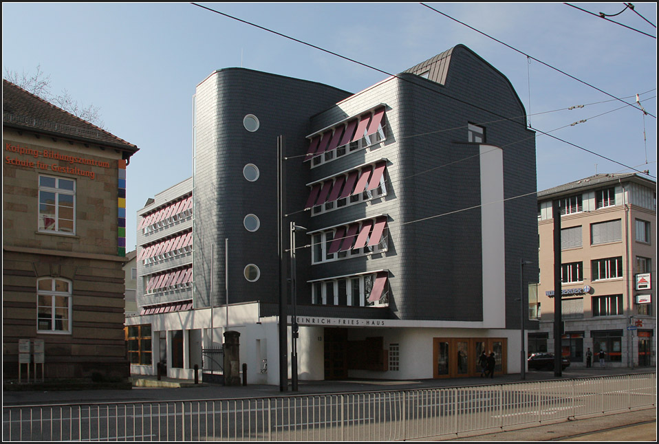 . Das Heinrich-Fries-Haus in Heilbronn liegt in der Nhe des Hauptbahnhofes. Es fasst verschiedene Dienste der katholischen Kirche zusammen in einem Gebude. Im Ergeschoss findet sich ein Veranstaltungsraum, eine Bibliothek sowie ein  Raum der Stille . In den Obergeschossen befinden sich Brorume und im Dachgeschoss ein weiterer Veranstaltungsraum. 09.02.2011 (Matthias)