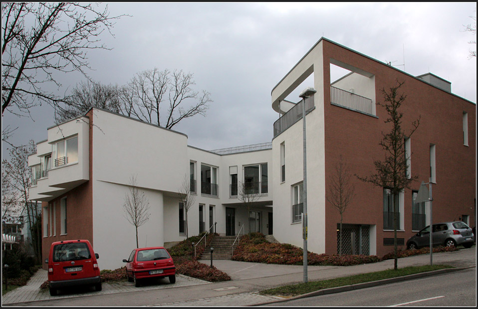 . Das Hospitz St.Martin besteht aus zwei Bauteilen. Die Auenfassaden in Orange-Braun sind kantiger im Gegensatz zu den weien abgerundeten Fassaden im Durchgang zwischen den beiden Bauteilen. 19.03.2011 (Matthias)