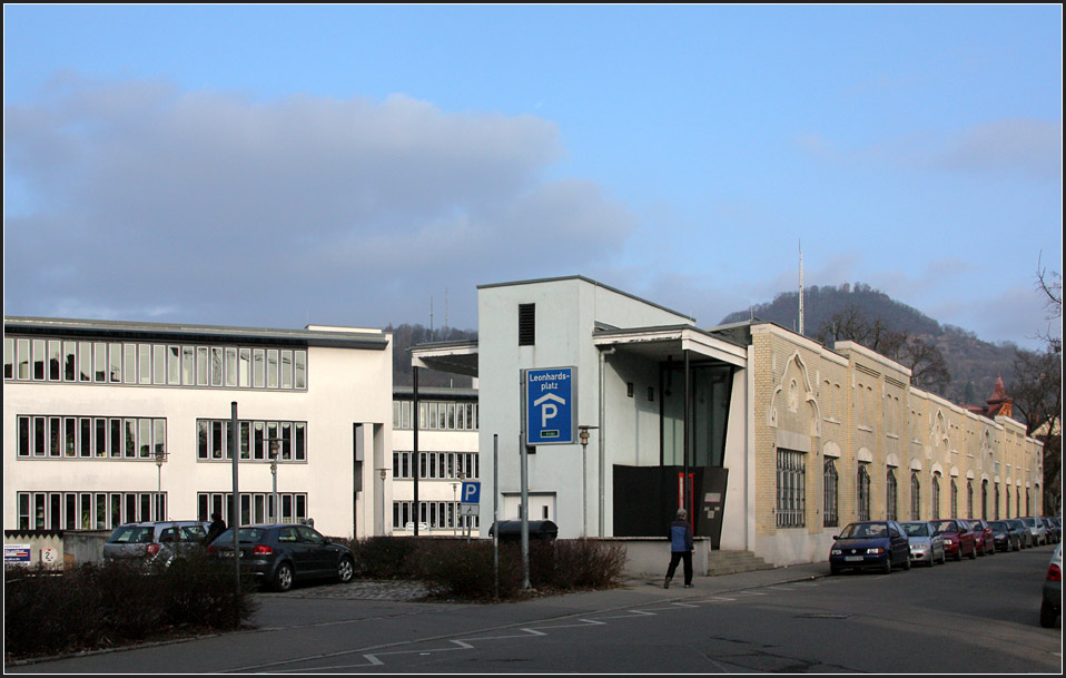 . Das Kantinengebude des Reutlinger Finanzamt lehnt sich an eine erhalten gebliebenen Mauer des frheren Fabrikgelndes an dieser Stelle. Noch zu erwhnen wre, dass auch noch weitere ltere Gebude der Blockrandbebauung auf der Nord- und Ostseite in den Komplex integriert wurden. 19.02.2011 (Matthias)