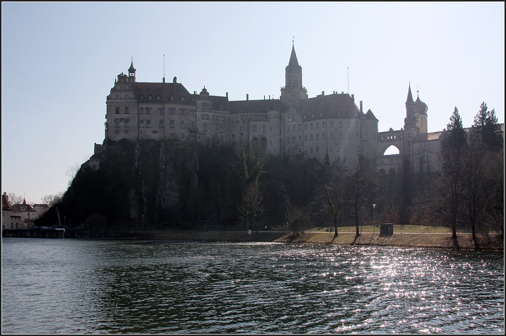 . Das Schloss Sigmaringen über der Donau im Gegenlicht. 02.03.2011 (Matthias)