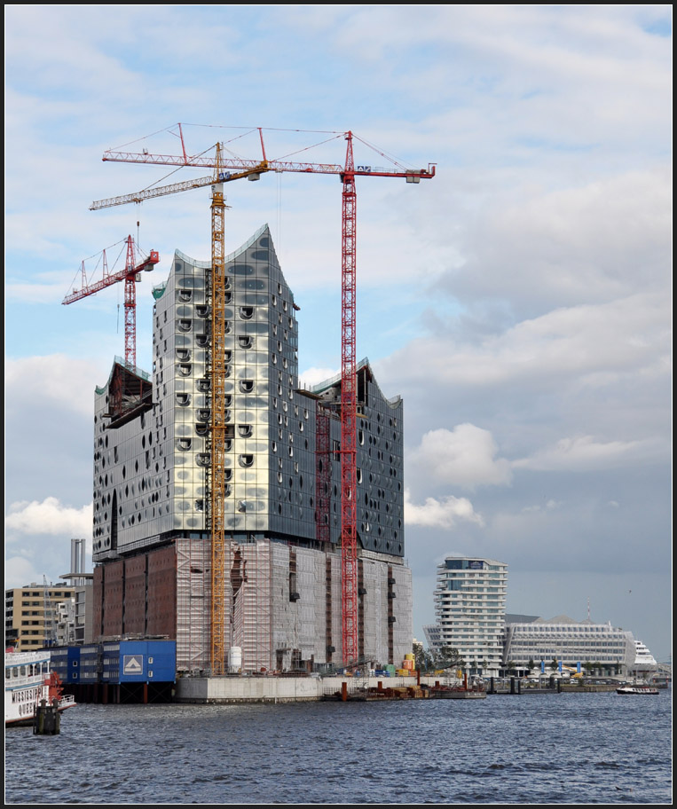 . Das zuknftige Wahrzeichen Hamburgs - die Elbphilharmonie der Basler Architekten Herzog und de Meuron. August 2011 (Jonas)