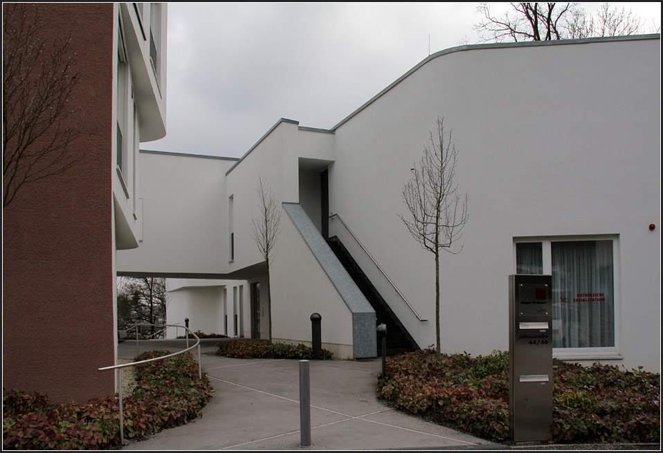 . Der Innenhof bzw. Durchgang zwischen den beiden Bauteilen wird von  weichen  Formen geprgt. 19.03.2011 (Matthias)