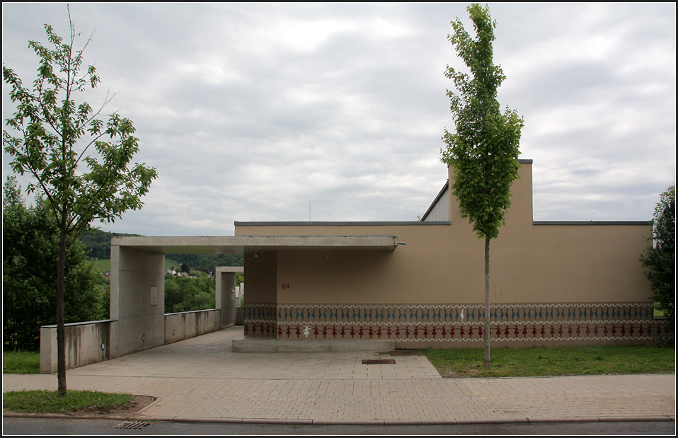 . Der Kindergarten  Badener Hof  in Heilbronn. Die Straenansicht des recht eigenwilligen Gebudes. 12.06.2010 (Matthias)