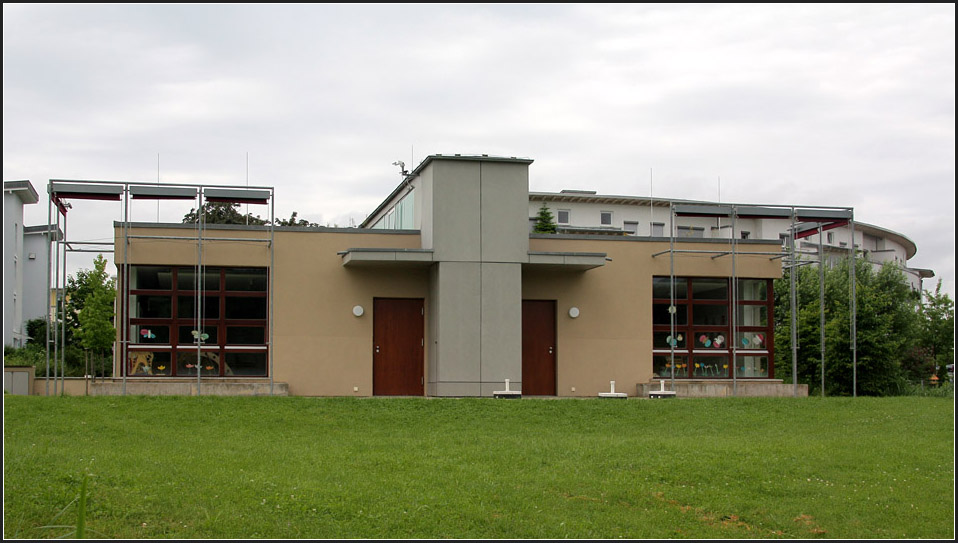 . Der Kindergarten  Badener Hof  in Heilbronn der Architekten Lederer, Ragnarsdottir, Oei. Fertigstellung: 2003, hier die Gartenseite. 

http://www.archlro.de/de/projects/projects-health-and-education/kindergarten-heilbronn?order=years

12.06.2010 (Matthias)