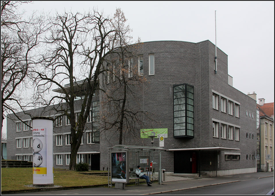 . Der Kopfbau des Reutlinger Finanzamtes mit der Eingangshalle bekam eine Klinkerfassade. Architekten: Lederer, Ragnarsdttir, Oei, Fertigstellung: 1991. Die gebudehohe Eingangshalle hinter der Rundung hat durch ihre Lichtfhrung eine fast sakrale Anmutung. 

siehe auch:
http://architektur.startbilder.de/name/galerie/kategorie/architekten~lederer-ragnarsdttir-oei~1991-finanzamt-reutlingen.html

19.02.2011 (Matthias)