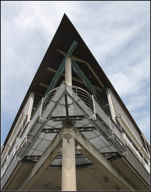 . Detailaufnahme der  Spitze  des Hauptschulgebäudes in Lorch. 18.04.2010 (Matthias)