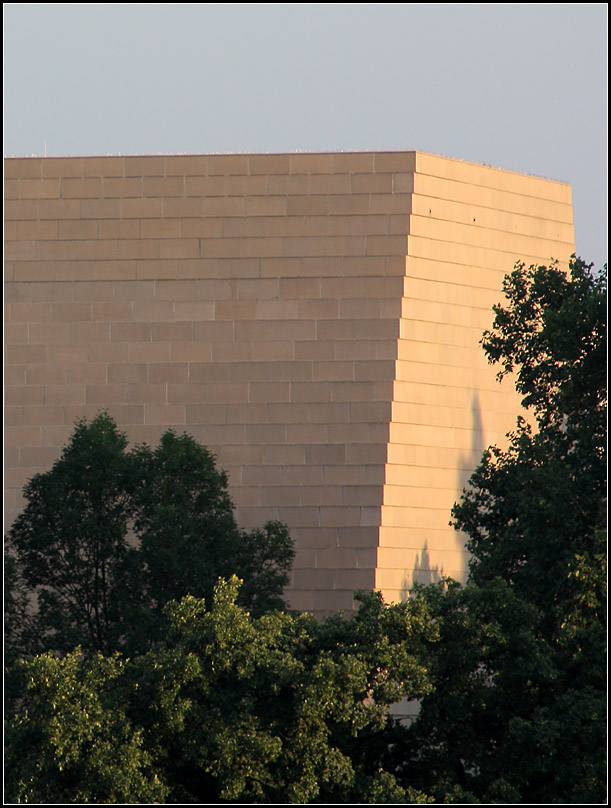 . Die neue Synagoge in Dresden im Abendsonnenlicht vom anderen Elbufer her gesehen. 05.08.2009 (Matthias)