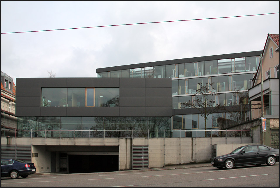 . Die Nordseite (Aussichtseite) der Bezirksrztekammer ist vllig verglast. Ein flacher Anbau ragt vor bis zur Bundestrae 27, der Oberen Weinsteige. 19.03.2011 (Matthias)