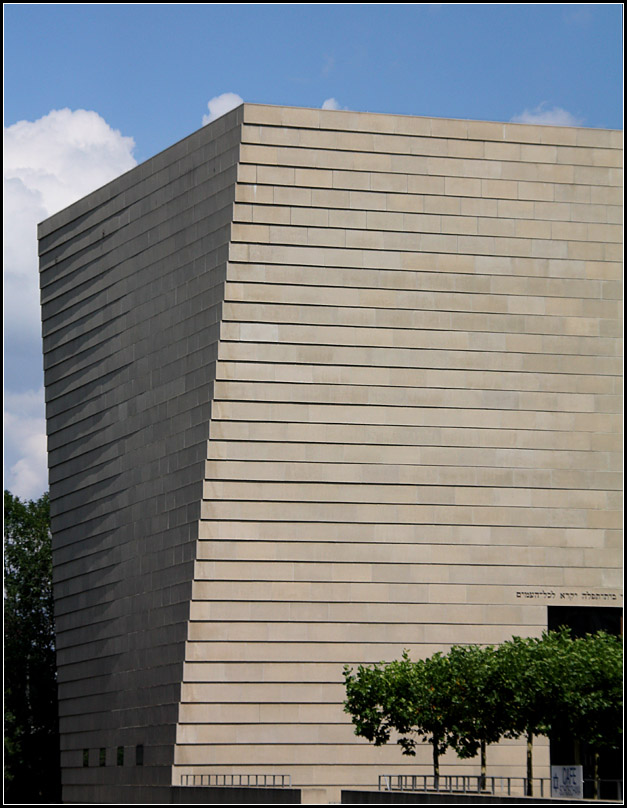 . Die  verdrehte  Steinfassade der neuen Synagoge in Dresden. Architekten: Wandel, Hoefer und Lorch. 06.08.2009 (Matthias)