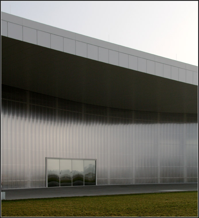 . Dornier-Museum Friedrichshafen: Auch die der Start- und Landebahn zugewande Seite zeigt eine geschwungene Wandflche. 05.03.2011 (Matthias)