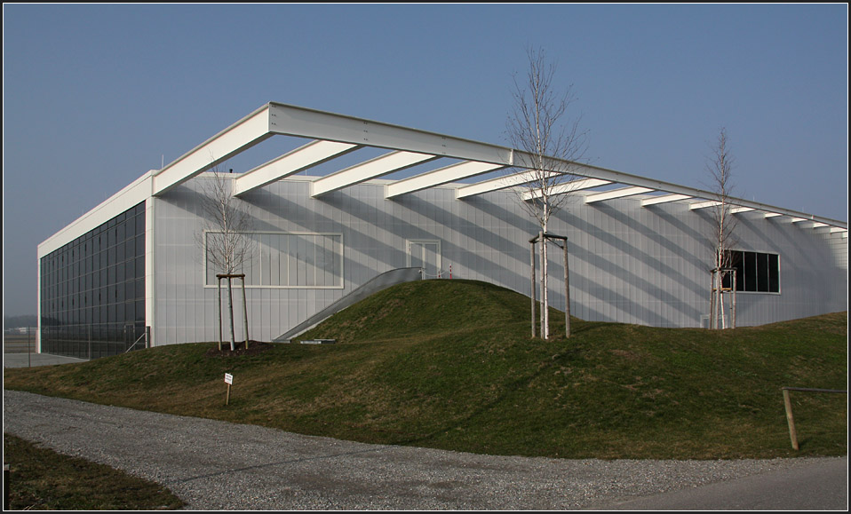 . Dornier-Museum Friedrichshafen: Das Gebude passt gut in das Flughafen-Umfeld, aber es hat aufgrund seiner geschwungen Formen einen architektonischen Mehrwehrt, wodurch es sich von rein funktionalen Flugzeughallen unterscheidet und damit seiner Bedeutung als Museum gerecht wird. 05.03.2011 (Matthias)