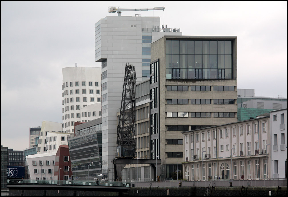 . Dsseldorf Medienhafen. Berhmte Architekten geben sich hier ein Stelldichein: Das Betongebude mit der groen Glasflche oben wurde von Chipperfield Architects geplant, das Hochhaus in Bildmitte ist von Steven Holl, dahinter sieht man die Brogebude von Frank Gehry. 20.03.2010 (Matthias) 