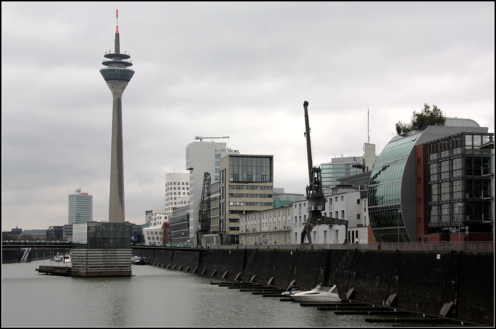 . Dsseldorf Medienhafen: Blick entlang des Handelshafens zum Fernsehturm. 20.02.2010 (Matthias)