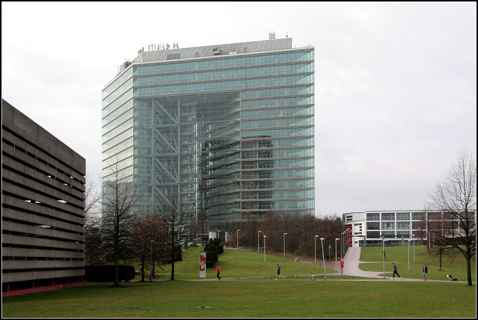 . Dsseldorfer Stadttor - Das Brogebude nahe dem Fernsehturm in Dsseldorf wurde von Petzinka, Overdiek und Partner entworfen und 1998 fertiggestellt. Hier hat auch die Nordrhein-Westflische Ministerprsidentin ihren Amstsitz. Mrz 2010 (Matthias)