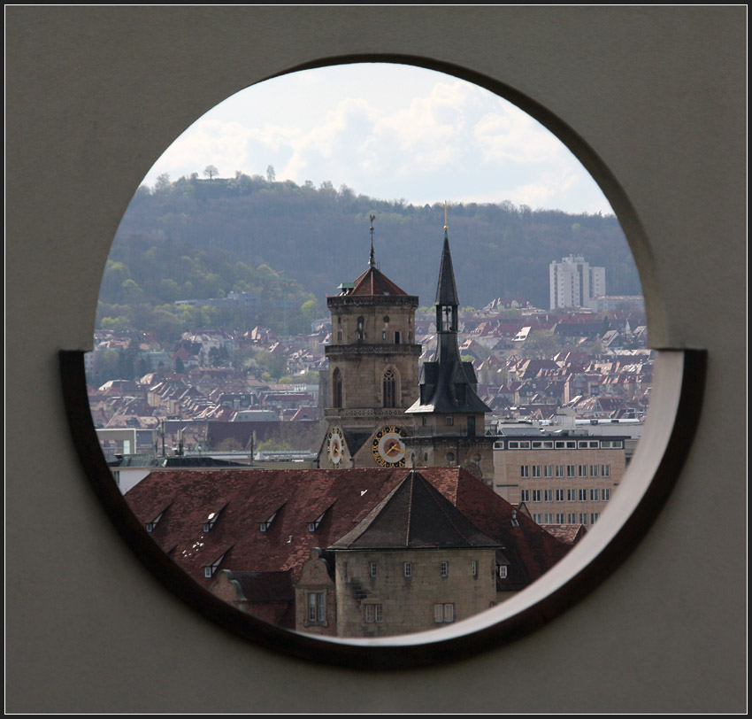 . Durchblick - Blick von der Aussichtsterreasse der Musikhochschule auf die Trme der Stuttgart Stiftskirche. Im Hintergrund der  Birkenkopf , ein aus Trmmern des Zweiten Weltkrieges aufgeschtteter Berg. April 2011 (Matthias)