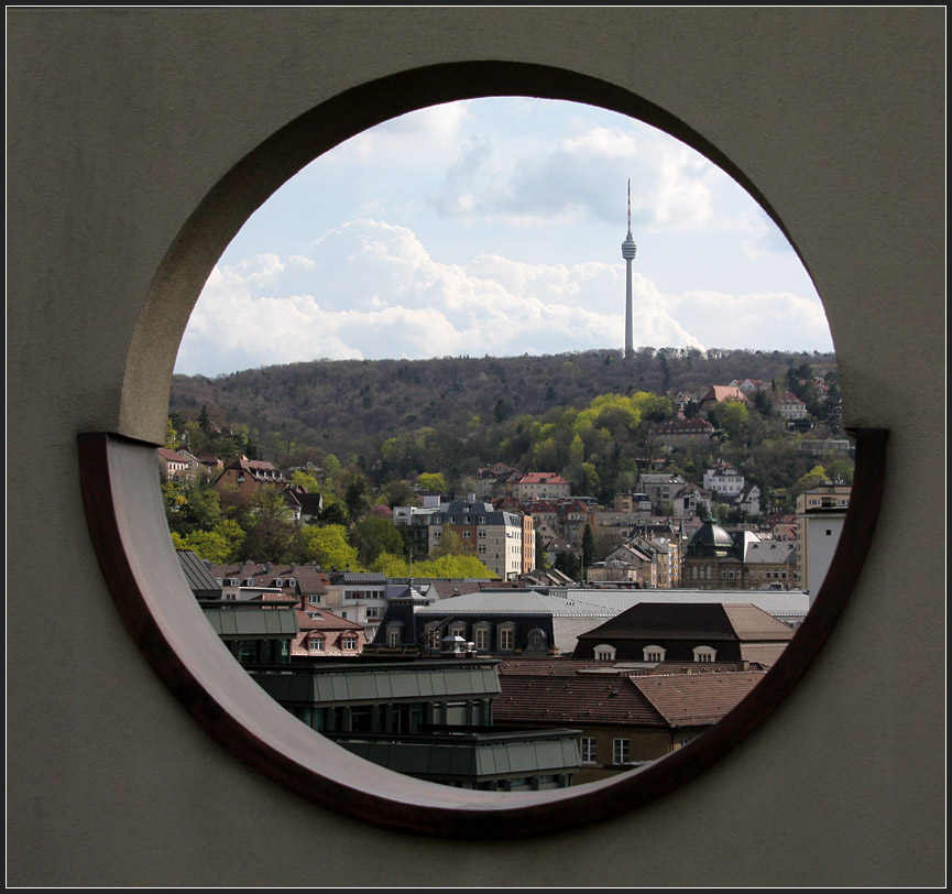 . Durchblick - Der Stuttgarter Fernsehturm, der erste seine Art, vom Turm der Musikhochschule aus gesehen. April 2011 (Matthias)