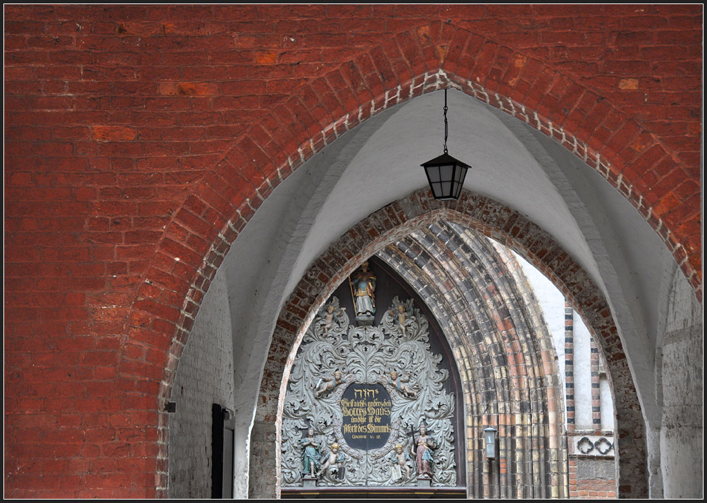 . Durchblick zur St.-Nikolai-Kirche - In der Stralsunder Rathaus-Passage. August 2011 (Jonas)